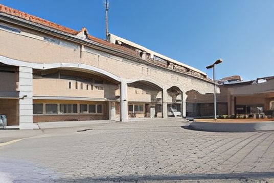 広い建物の外観