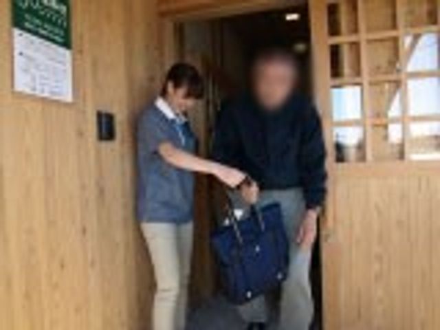 優しいサポートの様子 外観 温かいお出迎えが感じられる場所です。スタッフが丁寧にサポートしている様子が印象的です。