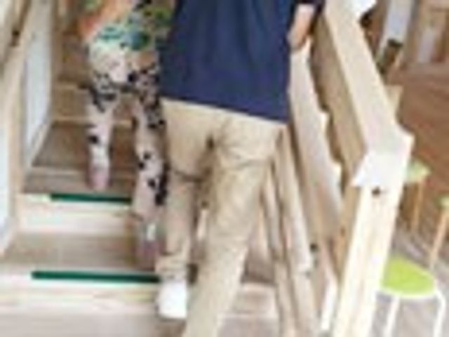 階段のサポート風景 廊下 安全性を考慮した階段で、介助が必要な方も安心して利用できます。明るい雰囲気が特徴です。
