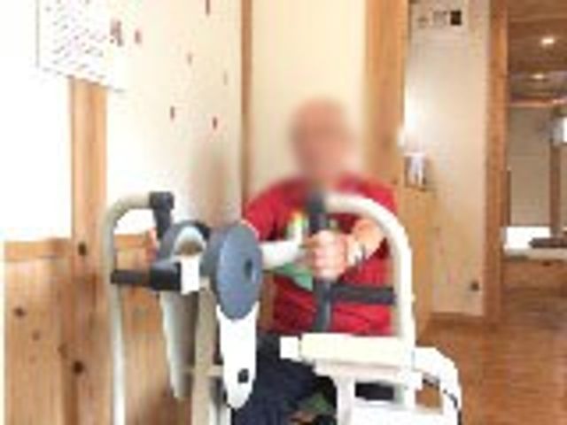 機能的な訓練機 機能訓練室 木を基調とした明るい訓練室です。利用者がリハビリ機器を用いています。