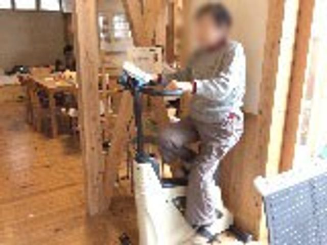 運動機器のある室内 機能訓練室 室内には運動機器があり、利用者が健康管理のために活用できる環境が整っています。