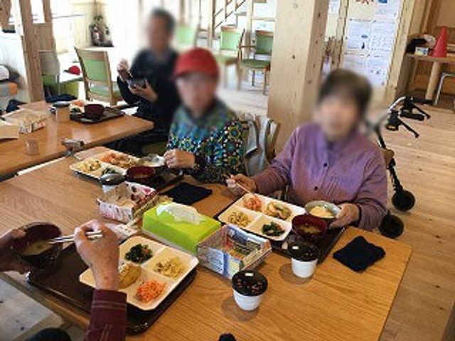 昼食を楽しむ様子の食堂 食堂 自然光が差し込む明るいダイニングスペースで、和やかな雰囲気の中で食事を楽しめます。