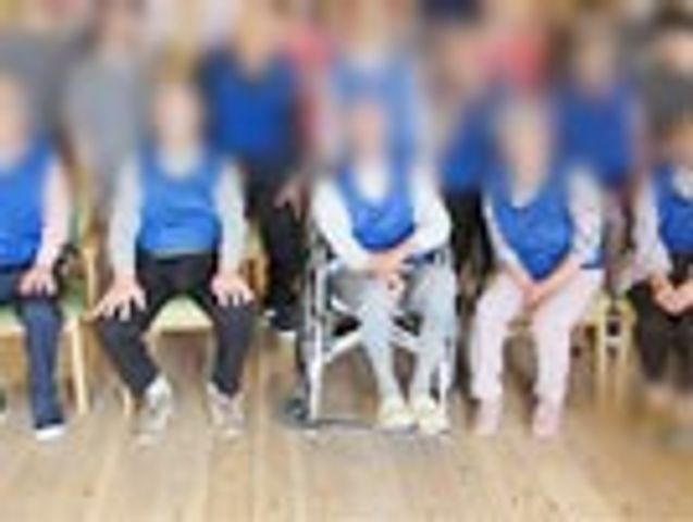 グループで集まる様子 スタッフイメージ 和気あいあいとした雰囲気で、感謝の気持ちを確かめ合うスタッフの集合です。