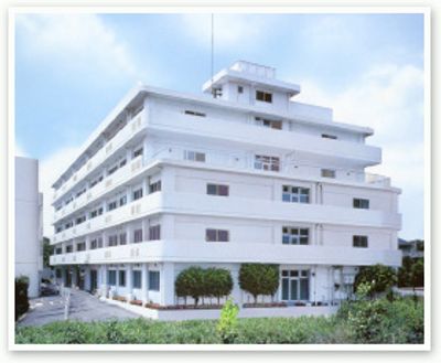 白い建物の外観