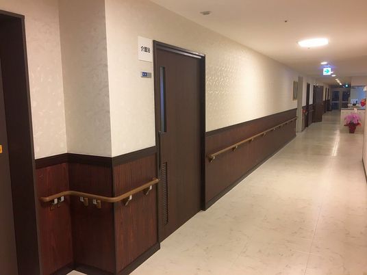 長い廊下と手すり