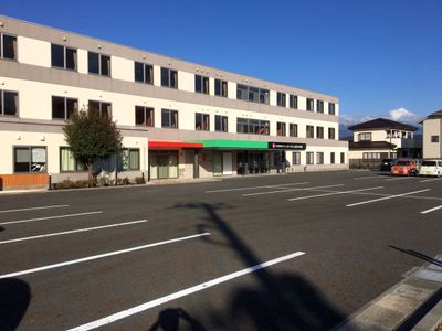 広々とした駐車場の外観