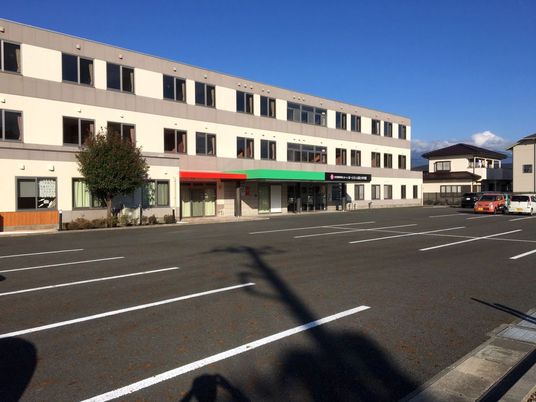 広々とした駐車場の外観