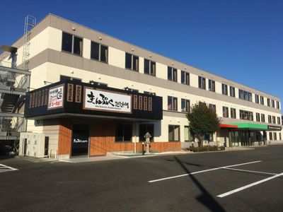 明るい外観の建物