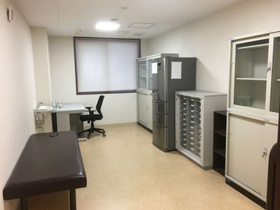 机と椅子のある部屋