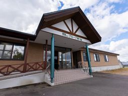 清潔感あるエントランス外観