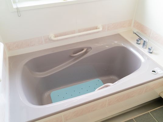安全ハンドル付き浴槽