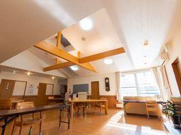 木目調の天井がある部屋