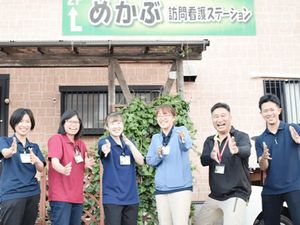 笑顔のスタッフたちが並ぶ外観  