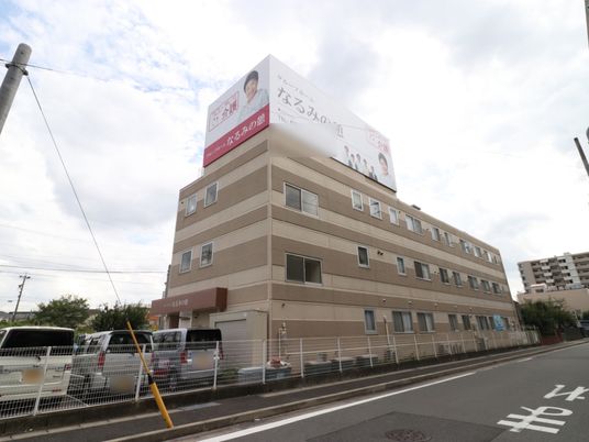 茶色の建物の外観