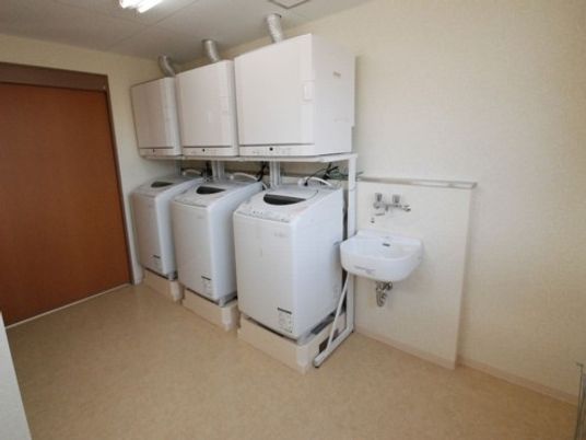 コインランドリーと洗面台のある部屋  