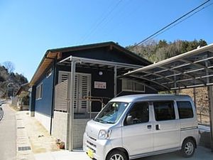 車が停まる建物外観