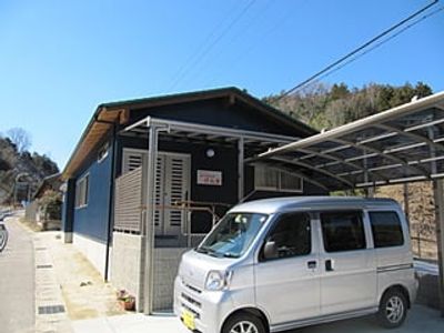 車が停まる建物外観