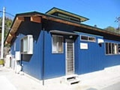 青い建物外観