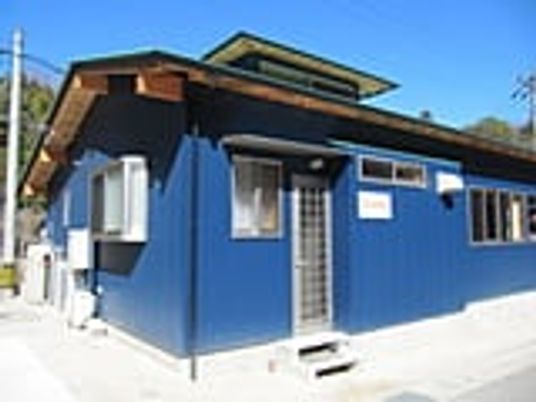 青い建物外観
