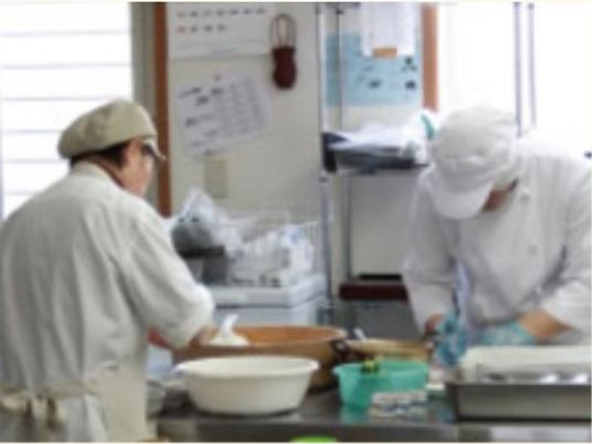 スタッフが調理する様子