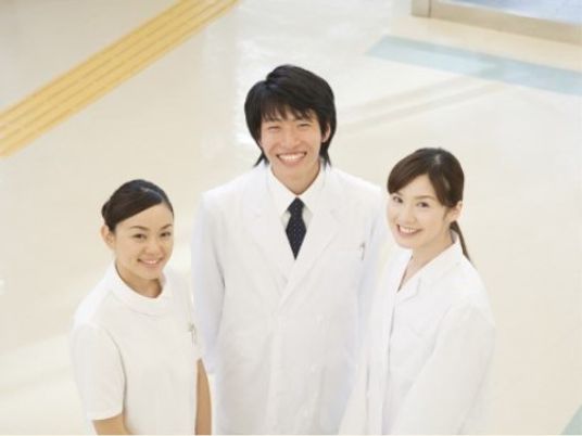 笑顔のスタッフ３人