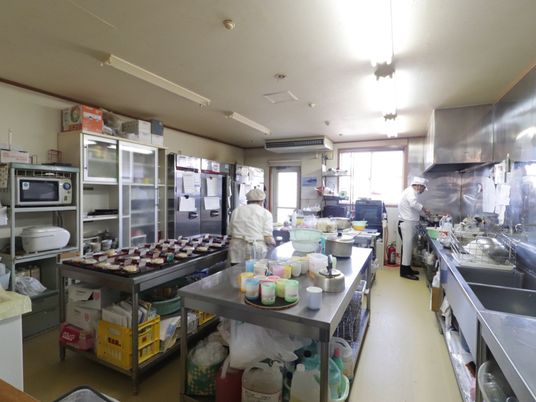 調理中のスタッフいる厨房