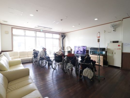 車椅子の方々が集うリビング