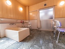 バリアフリー設計の浴室