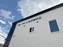 青空の下の建物外観