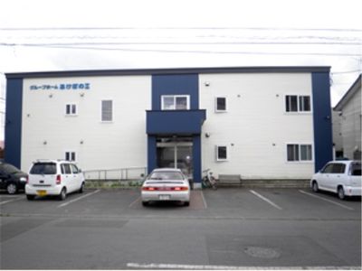 青と白の建物外観