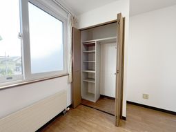 大きな窓のある居室