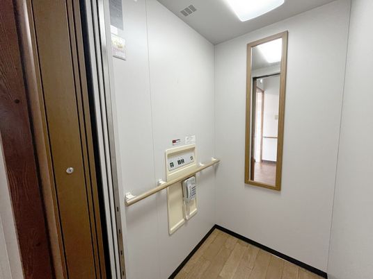 手すりがあるエレベーター