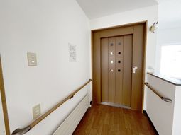 広々とした設備のエレベーター