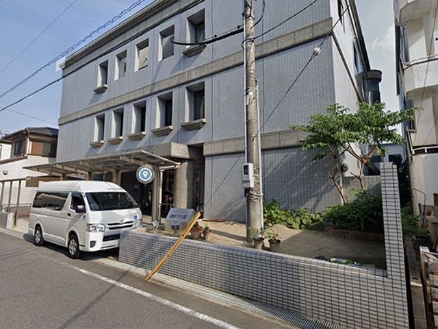 施設の外観 外観   落ち着いた色合いの外壁が印象的な建物です。入口前には車を停められるスペースも見え、送迎時の出入りがしやすそうです。