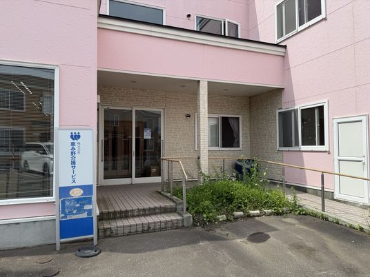 優しい色合いの外観