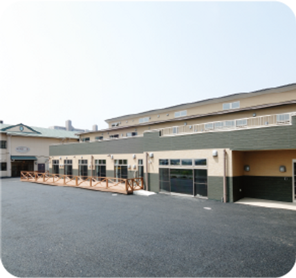 広い中庭の外観