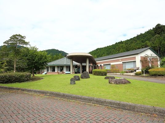 緑に囲まれた外観  