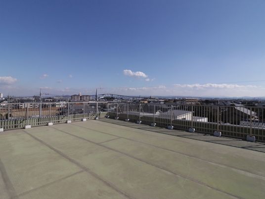 広々とした屋上の景色