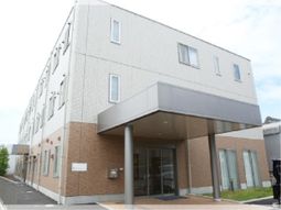 清潔感のある建物のエントランス