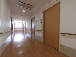 手すり付きの明るい廊下
