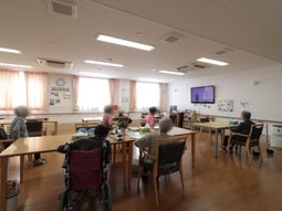 利用者が集う明るい食堂