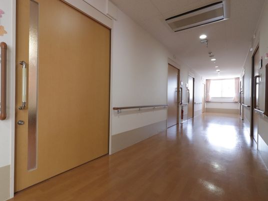 手すり付きの廊下