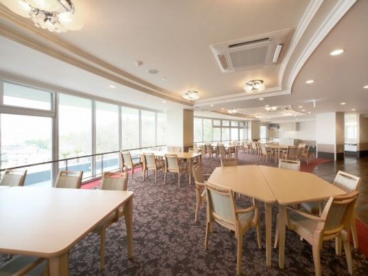 明るい採光のダイニング