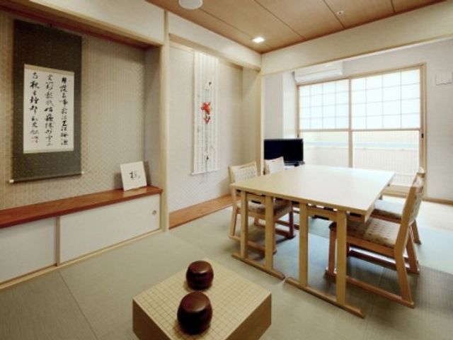 心温まる和室空間 和室 伝統的な雰囲気を感じる和室で、癒しの時間を提供しています。掛け軸や盆栽がある清潔な空間で心落ち着くひと時を過ごせます。