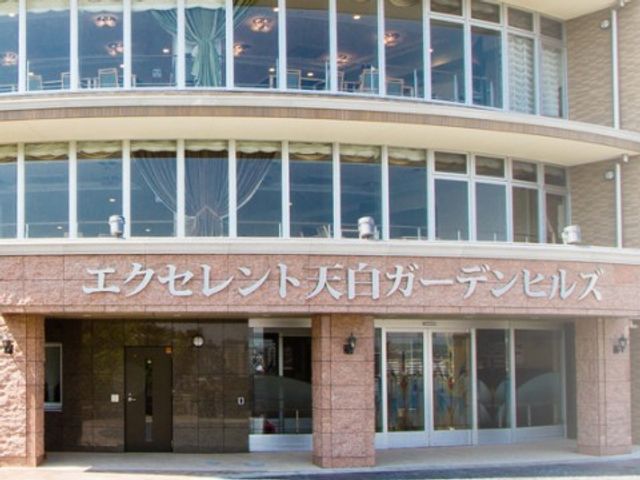 エントランスの正面ビュー 外観 ゆったりとしたエントランスは、明るい日差しを感じられる設計で、訪れる人に安らぎを提供しています。