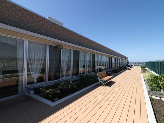 明るい屋上テラス