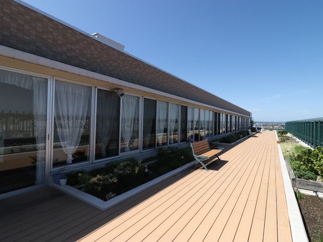 明るい屋上テラス テラス 広々とした屋上テラスは心地よい空間で、リフレッシュや憩いの時間を過ごせる場所です。