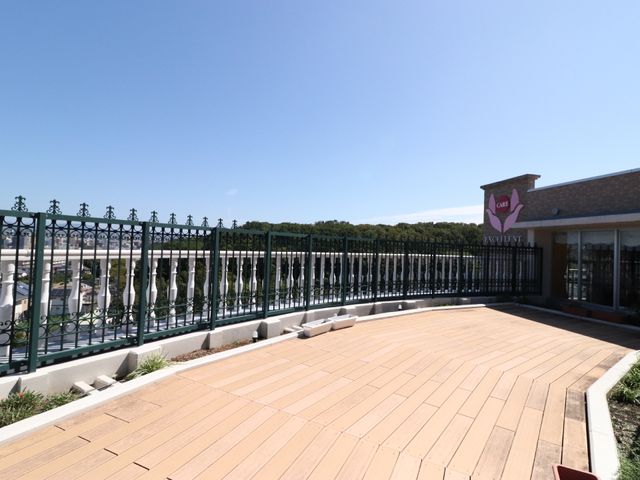 屋外にあるテラス風景 テラス 陽光あふれる開放的なテラスです。屋外の新鮮な空気と眺望を楽しむことができ、心地よい休息時間を過ごせます。