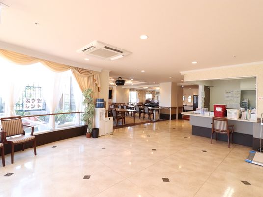 広々とした明るい食堂