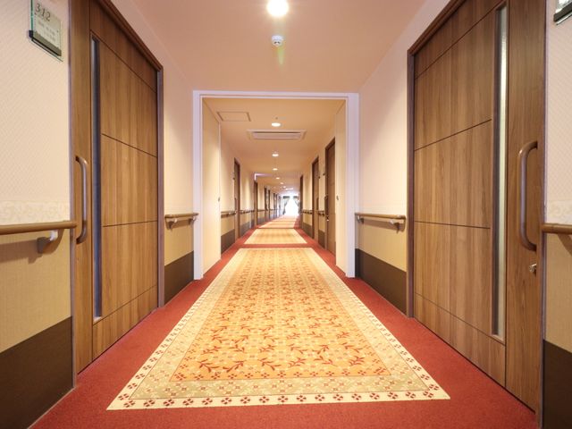 清潔感のある廊下 廊下 ゆったりした廊下は手すりが完備され、清潔感があります。安全かつ快適に移動ができる環境が整っています。